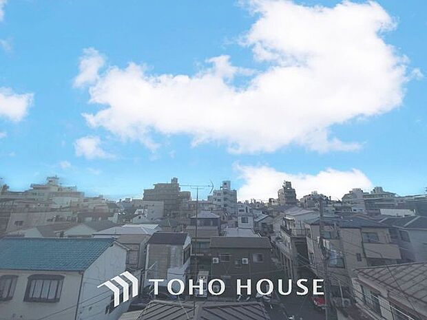 星空が地上に映りこむかのような夜景のきらめきまで、この街ならではの美しい風景の物語が室内に展開。