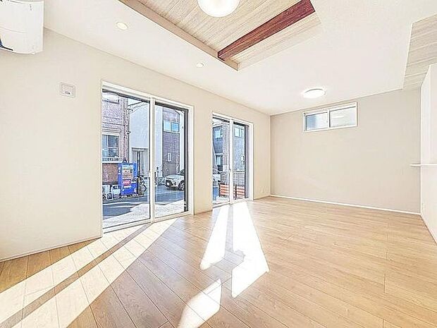 「折り上げ天井×開放感。」天井が高いことによってお部屋を広々と感じられます。特別な開放感が居心地の良さをもたらし、寛ぎの空間を演出します。