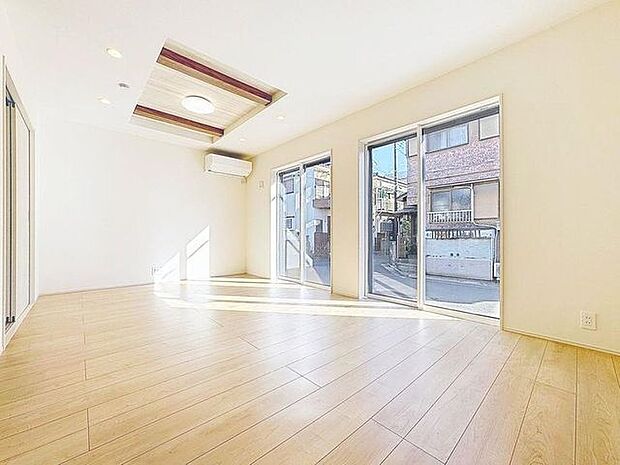 「リビングダイニング」家族の会話や笑顔が行き交うリビングで、大きなソファやダイニングテーブルでゆったり食事をしたりくつろぎたい。そんな夢が叶えられる空間です。