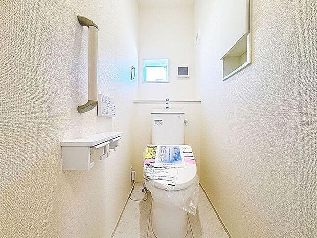 「温水洗浄便座付きトイレ」トイレは快適な温水洗浄便座付です。清潔感のあるホワイトで統一しました。いつも清潔な空間であって頂けるよう配慮された造りです。