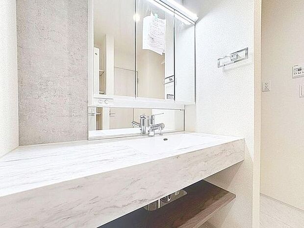 「洗面台」洗面台には三面鏡を採用。身だしなみを整えやすい事はもちろんですが、鏡の後ろに収納スペースを設ける事により、散らかりやすい洗面スペースをすっきりさせる事が出来るのも嬉しいですね。