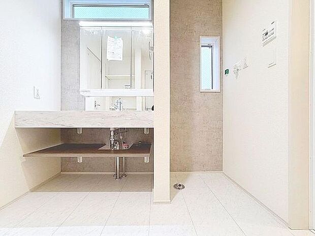 「窓あり×洗面所」湿気の多くなりやすい洗面所も、窓があることで換気が可能なので気持ちよくお使い頂けます。