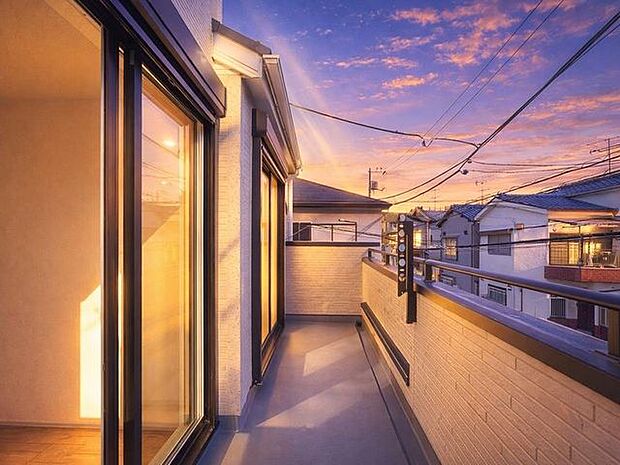 「南向き。バルコニー」都市型生活をより快適にコーディネートするかのように、周りの情景とマッチしたバルコニー。住まうご家族の心地よさを最優先したバルコニーでは様々な時間を楽しめます。