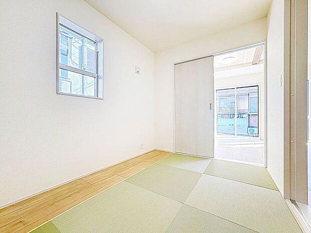 「リビング横・和室」リビングに隣接する和室。お子さまの遊び場や家事スペース、気軽に横になれる休憩スペースなど多目的に活躍します。