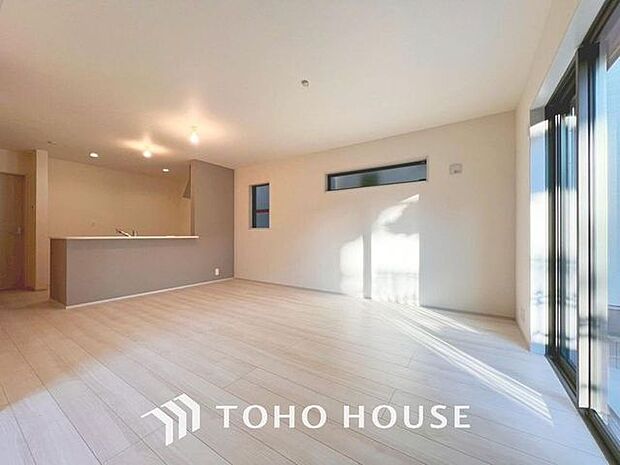 「南向き。陽当り良好。」大きな窓辺からの日差しが暖かい室内は、自然と住まう人の気分も明るくなり、リビングでの素敵なワンシーンが演出されます。