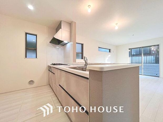 「窓あり×キッチン。」作業スペースを多くとったキッチンには、コンロ横にスリット窓を設置し通気性と明るさを取り入れました。