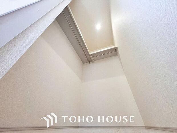 「たっぷり収納。ウォークインクローゼット」たっぷりと荷物が入るよう、ウォークインクローゼットを完備いたしました。画像と現地では大きさ、広さの感覚が違います。是非ご自分の目で確かめてください。