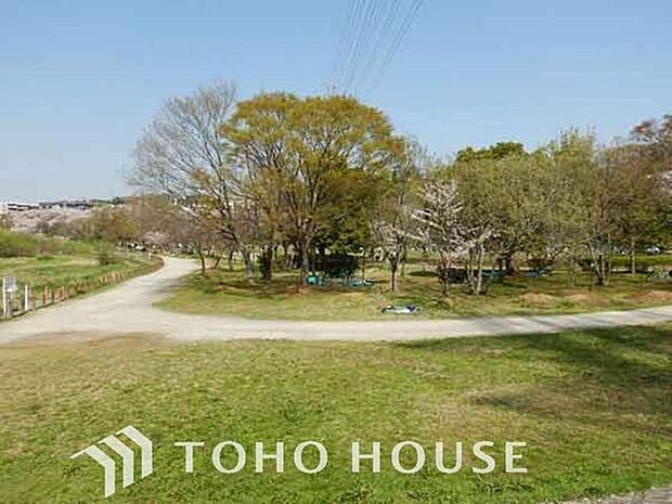 長津川ふれあい広場 まで約700m。