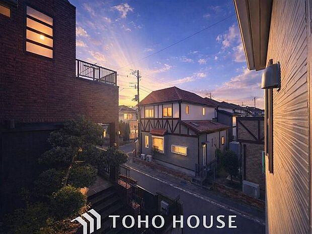 「穏やかな街並みの眺望」穏やかな街並みを一望しながら、爽やかな風と柔らかく降り注ぐ陽光を感じて頂けます。心地良い開放感が暮らしにゆとりと充足感をもたらします。