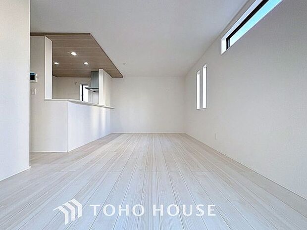 リビングも広く設け、訪れる人々を暖かく迎えてくれます。