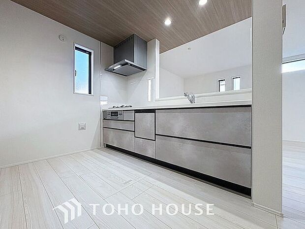 広々キッチンを採用。みんなで作った料理を召し上がりながらの会話は、どのような物になるのでしょうか。