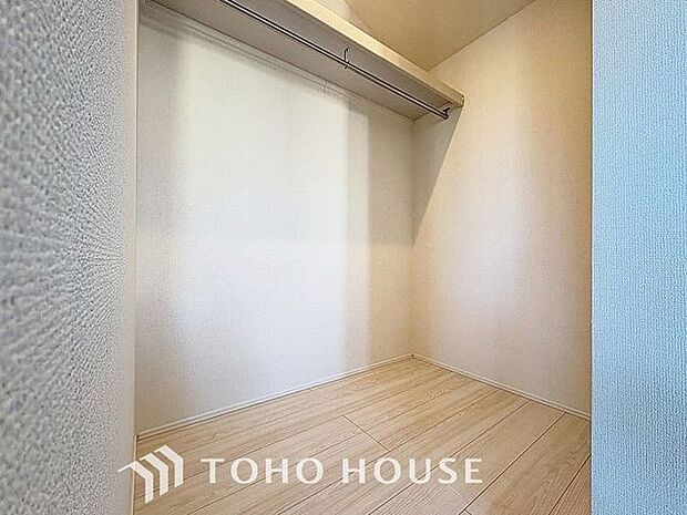 奥行きあるクローゼットを採用。衣装ケースや、掃除機といった物を収納できるような造りになっております。
