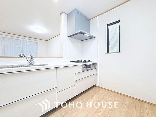 「機能的な収納が豊富なカウンターキッチン。」効率よくお料理ができるコンロ・収納を完備したシステムキッチン。確かな機能性を実感頂けます。