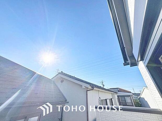 「穏やかな街並みの眺望」穏やかな街並みを一望しながら、爽やかな風と柔らかく降り注ぐ陽光を感じて頂けます。心地良い開放感が暮らしにゆとりと充足感をもたらします。