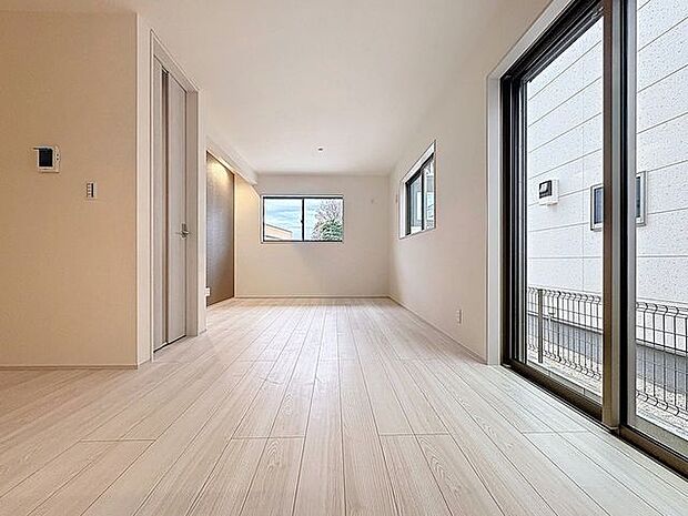 「南側・西側に窓のあるリビング」舞い込んでくる風が優しく躍り、室内に四季の香りを感じさせる空気を運んでくれます。