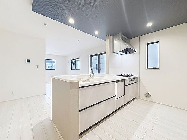 「対面式キッチン仕様」キッチンスペースは、ゆとりの広さを確保。開放的な対面式キッチンなので、ご家族との会話を楽しうことはもちろん、お子様を見守りながら家事時間を進められます。