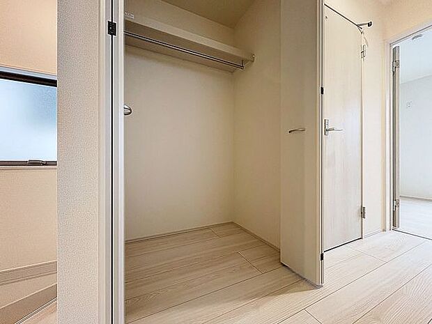 「収納」居室にはクローゼットを完備し、自由度の高い家具の配置が叶うシンプルな空間です。お子様の成長と必要になる子供部屋を与えるにはぴったりの間取りですね。