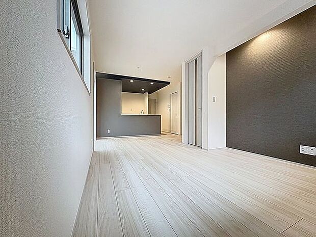 「アクセントクロスを採用」一部クロスが空間アクセントとなっているスタイリッシュな印象のリビングです。