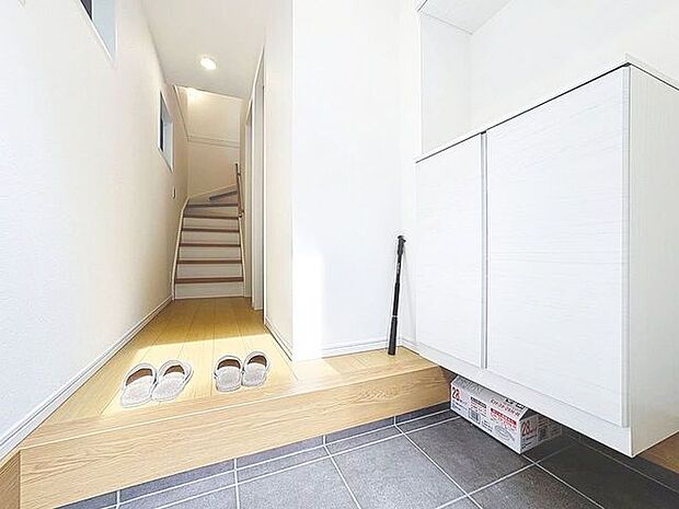 「玄関」家の中でお客様を迎える最初の場所である玄関。豊富な玄関収納で、常に綺麗に保つことが出来ます。