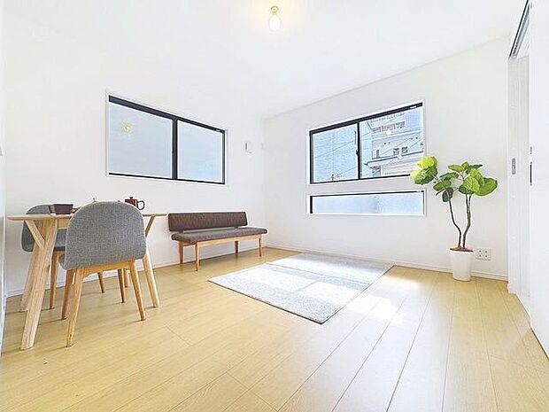 「家事楽プランの間取り。」1階、リビング階に水回りが集結していることで家事導線も確保され、《暮らしやすい》の実現が叶うお家です。