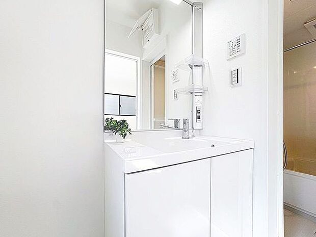 「すっきり片付く収納力。三面鏡洗面台。」身だしなみを整えやすい事はもちろんですが、鏡の後ろに収納スペースを設ける事により、散らかりやすい洗面スペースをすっきりさせる事が出来るのも嬉しいですね。