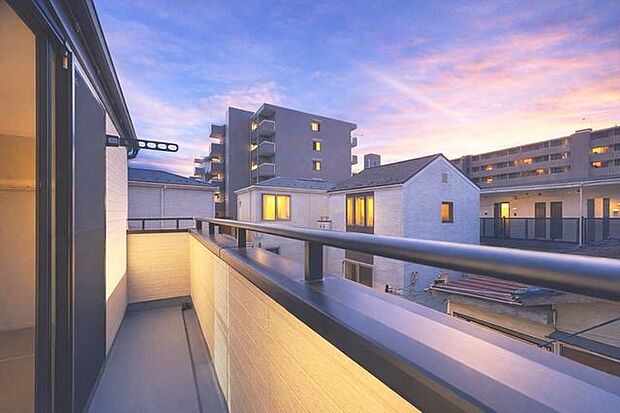 「開放感感じるバルコニー」頬をなでる優しい風を感じることが出来るバルコニー。つい深呼吸をしたくなる気持ちの良い眺望はこのお部屋の自慢です。