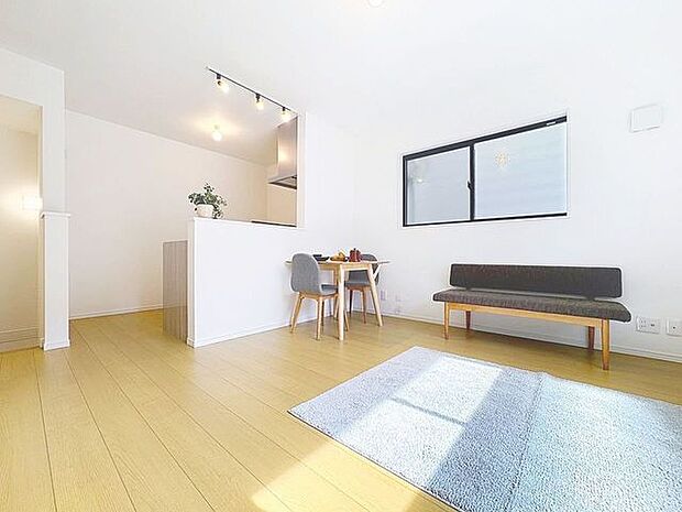 「南向き。陽当り良好。」団欒の場であるリビングには、暖かな陽光が贅沢に降り注ぎます。かけがえのない一時を、明るい癒しの空間でお過ごし下さい。