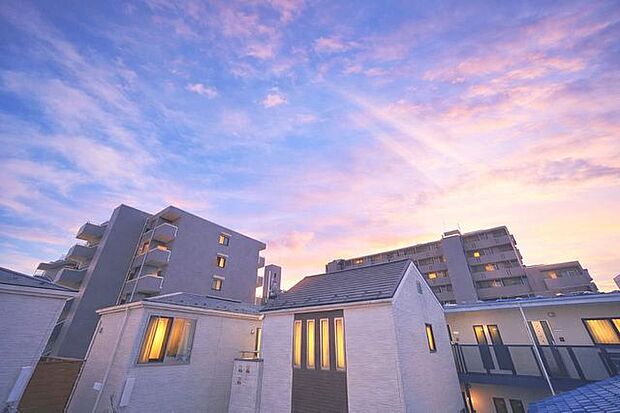 「穏やかな街並みの眺望」穏やかな街並みを一望しながら、爽やかな風と柔らかく降り注ぐ陽光を感じて頂けます。心地良い開放感が暮らしにゆとりと充足感をもたらします。