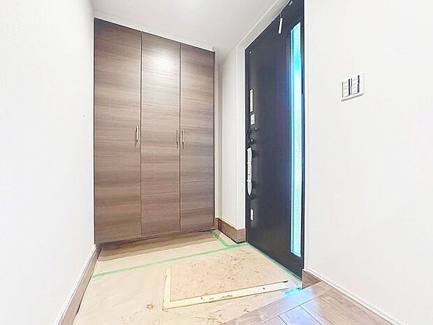 「玄関」家の中でお客様を迎える最初の場所である玄関。豊富な玄関収納で、常に綺麗に保つことが出来ます。