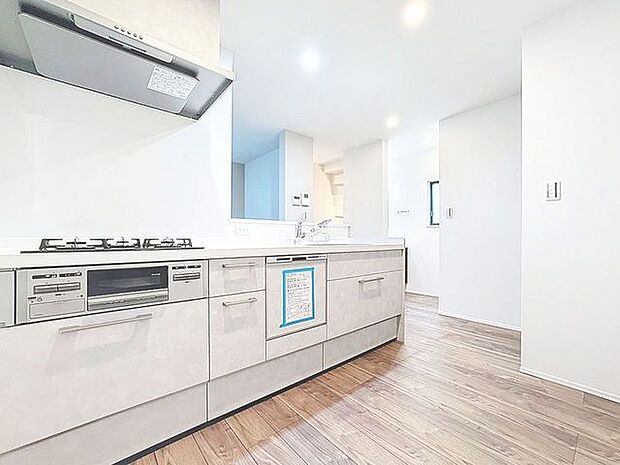 「対面式キッチン仕様」キッチンスペースは、ゆとりの広さを確保。開放的な対面式キッチンなので、ご家族との会話を楽しうことはもちろん、お子様を見守りながら家事時間を進められます。