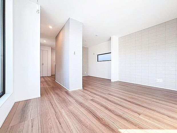 「リビングダイニング」家族の会話や笑顔が行き交うリビングで、大きなソファやダイニングテーブルでゆったり食事をしたりくつろぎたい。そんな夢が叶えられる空間です。