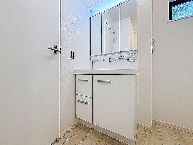 「洗面台」大きな鏡で朝の準備もばっちり。収納も多く、洗剤など日用品の保管にも便利です。