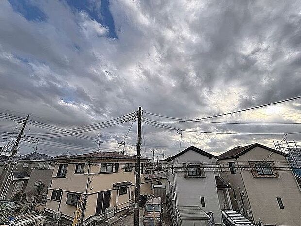 「穏やかな街並みの眺望」穏やかな街並みを一望しながら、爽やかな風と柔らかく降り注ぐ陽光を感じて頂けます。心地良い開放感が暮らしにゆとりと充足感をもたらします。