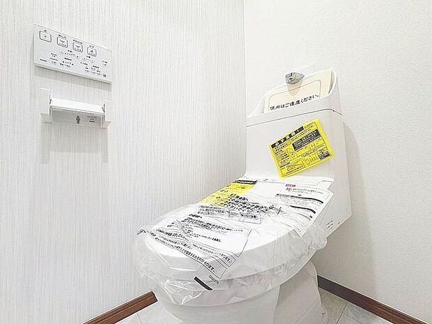 「温水洗浄便座付きトイレ」トイレは快適な温水洗浄便座付です。清潔感のあるホワイトで統一しました。いつも清潔な空間であって頂けるよう配慮された造りです。
