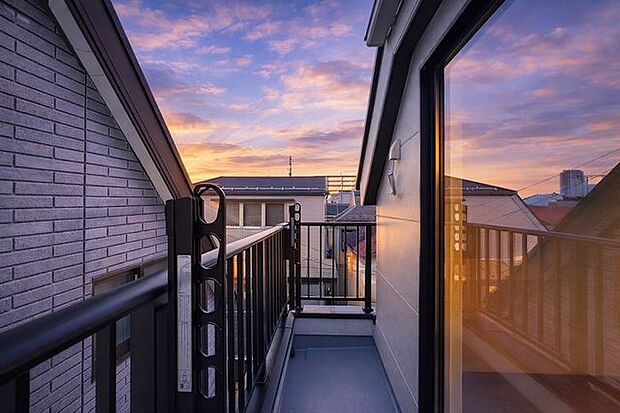 「バルコニー」都市型生活をより快適にコーディネートするかのように、周りの情景とマッチしたバルコニー。住まうご家族の心地よさを最優先したバルコニーでは様々な時間を楽しめます。