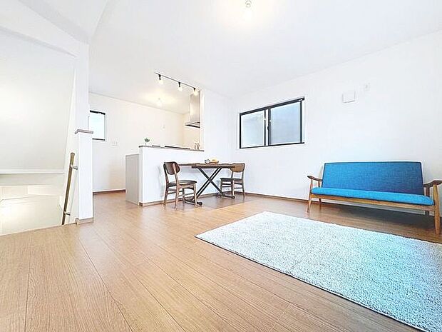 「2階リビングダイニング」2階LDKのメリットは、団欒空間のプライバシーが守られることです。コミュニケーションに欠かせないリビング階段も、室内の雰囲気をおしゃれに演出します。