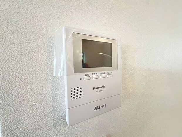 「見える安心」をカタチにしました。誰が来てもわかる様にモニター付きインターホンを設置。快適と安らぎを合わせた優しい設計。