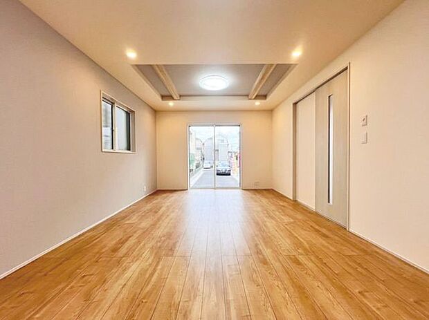 「南東向き。陽当り良好。」大きな窓辺からの日差しが暖かい室内は、自然と住まう人の気分も明るくなり、リビングでの素敵なワンシーンが演出されます。