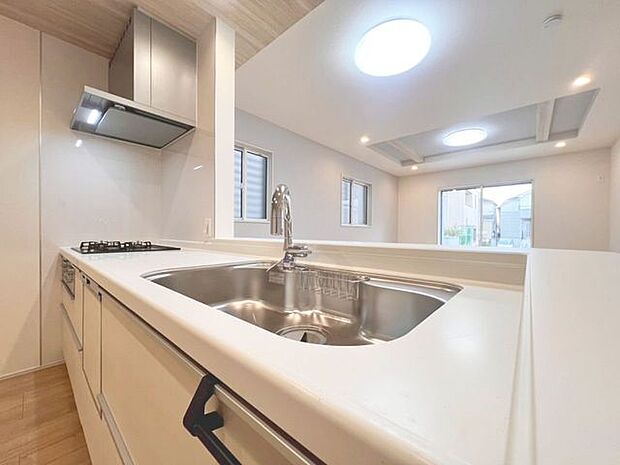 「家事時短の叶うキッチン◎」効率よくお料理ができる3口コンロ・食洗機・出し入れしやすいスライド収納を完備したシステムキッチン。確かな機能性を実感頂けます。