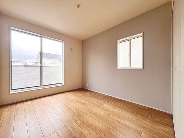 「バルコニーに面した居室」主寝室は十分な広さに加えて、快適に目覚められるよう、大きな採光窓を設けました。