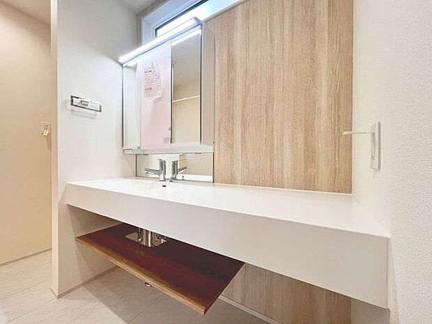 「ナチュラルな洗面室」落ち着きを感じさせる空間の洗面所。洗面台上に取り付けられた照明が優しい印象を与えてくれるので、朝の準備もスムーズに進みそうですね。