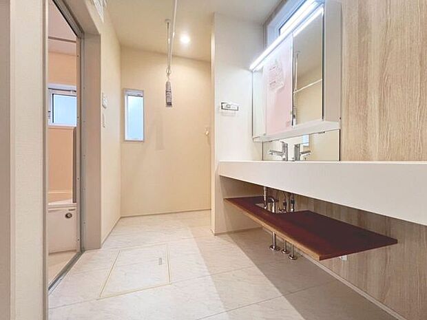 「すっきり片付く収納力。三面鏡洗面台。」身だしなみを整えやすい事はもちろんですが、鏡の後ろに収納スペースを設ける事により、散らかりやすい洗面スペースをすっきりさせる事が出来るのも嬉しいですね。