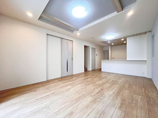 「居心地の良いリビング。」柔らかな色合いが優しい雰囲気のお部屋は、格別の居心地の良さを感じて頂けます。採光窓から零れる陽光に癒されてください。