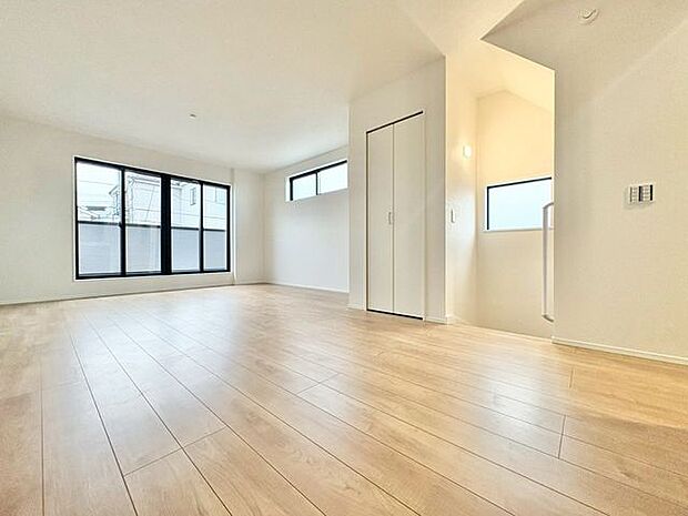 「南東向き3面採光で陽当たり・通風良好。」家族の暮らしに思いを馳せて、日常のワンシーンを表現した空間。シンプルな機能美とスマートな空間美。家族みんなが自然体で過ごせる心地良さ生み出しています。