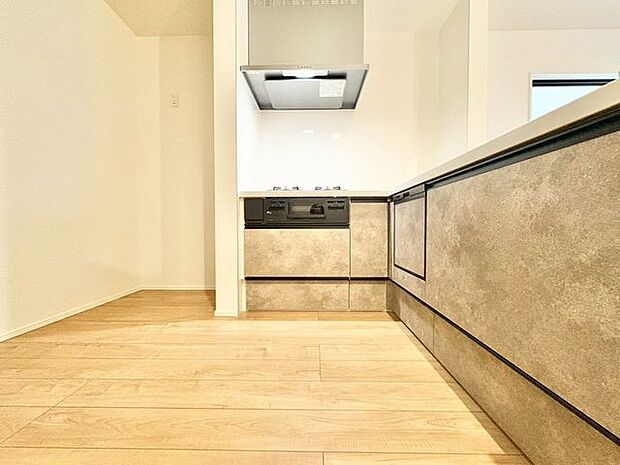 「キッチン」大型の冷蔵庫やレンジボードもしっかり置ける広々としたキッチンスペースが大事。ゆとりある空間で作業ができるとお料理の腕も日に日に上がりそうな気がしてきます。