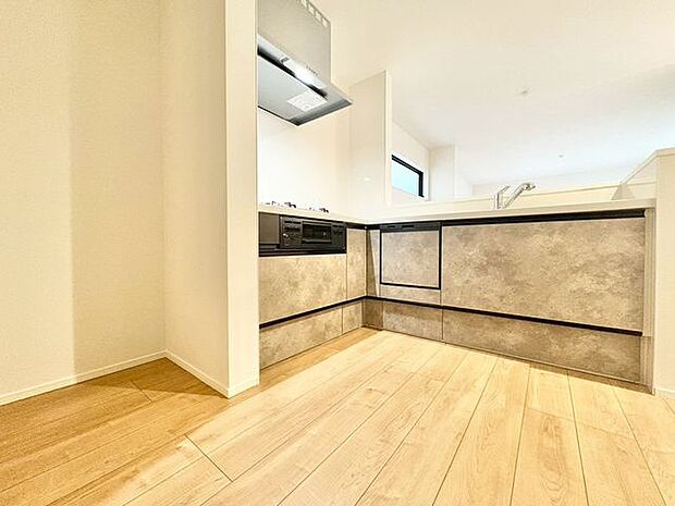 「使いやすさを重視したキッチンスペース。」作業スペースを多くとったキッチン。調理がしやすく余裕の広さです。調理器具等がすっきりと片付く収納力を備えています。