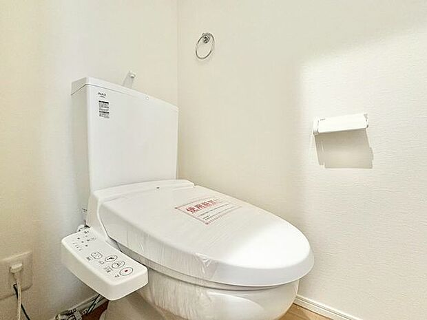 「温水洗浄便座付きトイレ」トイレは快適な温水洗浄便座付です。清潔感のあるホワイトで統一しました。いつも清潔な空間であって頂けるよう配慮された造りです。