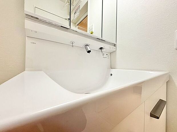 「洗面台」洗面台には三面鏡を採用。身だしなみを整えやすい事はもちろんですが、鏡の後ろに収納スペースを設ける事により、散らかりやすい洗面スペースをすっきりさせる事が出来るのも嬉しいですね。