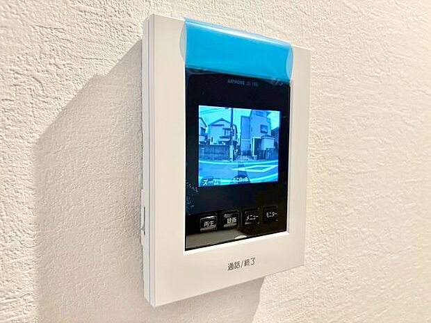 「見える安心」をカタチにしました。誰が来てもわかる様にモニター付きインターホンを設置。家事導線を考慮した個所に設置し、防犯性と利便性に優れ快適と安らぎを合わせた優しい設計。