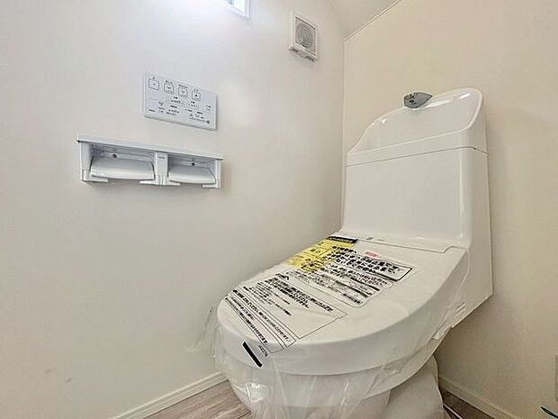 「ウォシュレット機能付き」優れた節水効果や汚れが付きにくい便座など、ほしかった機能が揃ったウォシュレット一体型トイレです。収納に便利な吊戸棚を備え付けています。